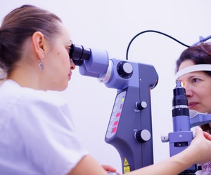 Schwarze Punkte vor den Augen: Wann zum Augenarzt?