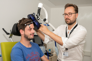 Magnetspule am Kopf gegen Depressionen